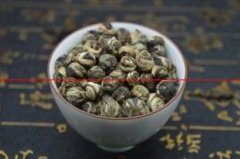 吴裕泰与张一元的茉莉龙珠，到底谁更好喝？