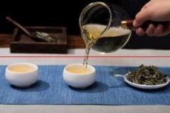 长期喝茶对身体有好处，65度的茶水喝下去就容易烫伤食管黏膜