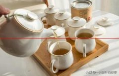 喝茶时间久了，茶杯上会留下难看的茶渍，用家里一些食物、调料等