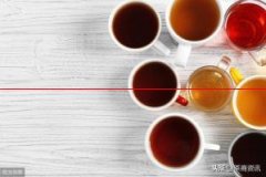 为什么冲泡好的普洱茶，放一会就变黑了，喝茶的时候舌面发麻？