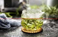 为什么绿茶最忌讳先放茶叶再倒水？这是真的吗？