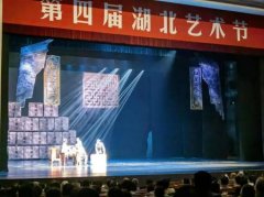 今晚去看了五峰县歌剧团演出的《古道茶人》，接近实景剧